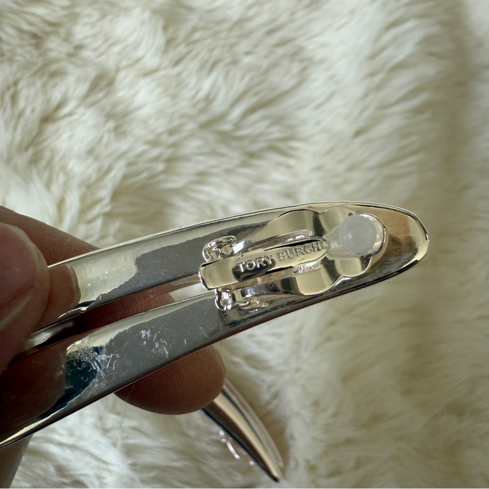 Tory Burch
Elongated Wave clip-on earrings - Picture 3 of 6